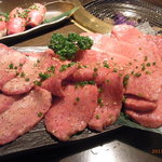 炭火焼肉 六本木 隆 - 生タン・ヒウチ・巻きロース