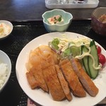 愛花夢 - 小鉢は、煮物・冷奴・白菜漬け