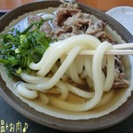 Teuchi Udon Ichiya - ぶっかけ(冷･小/240円)とかけ(温･小/200円)にお肉(200円)プラス☆彡
                        うどんは太く真っ直ぐでぶっかけ冷の方がコシはあったかな。お肉はほんわり甘めの醤油煮でうどんに乗せると中々美味しい♪