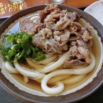 Teuchi Udon Ichiya - かけ(温･小/200円)にお肉(200円)プラス♪ お肉は小皿に盛り放題！
                        うどんは太く真っ直ぐで冷の方がコシはある。太いけど柔らかいコシだ。お肉はほんわり甘めの醤油煮でうどんに乗せると中々美味しい♪