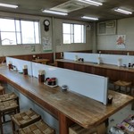 Teuchi Udon Ichiya - ここはセルフのお店で注文してうどんを受け取り、好みでネギや生姜をかける。天ぷらやお肉なんかもお盆に乗せてお会計し、テーブル席へ。テーブル席の他にカウンターテーブルやお座敷もある。