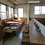 Teuchi Udon Ichiya - ここはセルフのお店で注文してうどんを受け取り、好みでネギや生姜をかける。天ぷらやお肉なんかもお盆に乗せてお会計し、テーブル席へ。テーブル席の他にカウンターテーブルやお座敷もある。