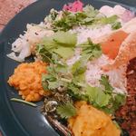 スパイスカレー モクロミ - 副菜群。下からスパイシーポテサラ、こごみのヨーグルト和え、春キャベツのココナッツ蒸し煮(見えるところまで)