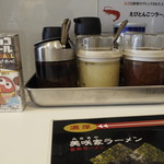 横浜家系ラーメン みさきや - 薬味、調味料。ラー油は自家製だ