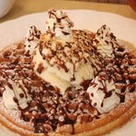 ルフナ - 「アイス＆チョコレートワッフル」バニラアイスとホイップクリーム、チョコレートソースが絶妙！