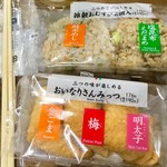 セブンイレブン - 料理写真:「雑穀おむすび2個入」と「おいなりさんみっつ」。なぜゆえ箸を2膳も入れてくれたのか。(意味は分からないでもないが)