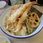 天丼・天ぷら本舗 さん天 - 海老の後ろに鶏天が隠れてます。