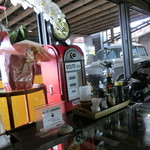 神門村 喫茶ZiZi - 店内と外にはビンテージカー