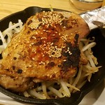 燻製バル けむりば - 但馬鶏もも燻製塩スパイス山賊ステーキ750円