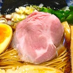 寿製麺 よしかわ - 2枚の大きなレアチャーシューを綺麗に折りたたんでいます