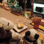 bistro D - ドリンクは、ボキは白ワイン、ちびつぬはウーロン茶に。
      『ビストロD』さんは安定の美味しさだね～
      ボキらが阿倍野で一押しのイタリアンのお店です。