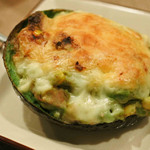 bistro D - アボカドグラタンだよ。
      皮を器にして作られていて、
      アボカド好きにはたまりませ～ん。