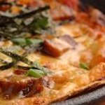 BAR MARUKO - こちらは角煮PIZZAです。　隠し味のわさびマヨと好相性！！　　　　　　 　９００YEN