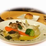 puff - 温野菜が乗せられた皿にメインデッシュが添えられる。