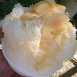 蔵元八義の直営 天然氷のかき氷 - 丸ごと桃のかき氷。注文受けてから剥きます。