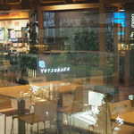 東京牛丼 牛の力 - 窓に映る店内と夜景