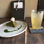 カフェ 火裏蓮花 - まったりお抹茶ミルクのケーキ、たちばなソーダ