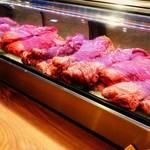 北新地はらみ - カウンター前のショーケースにはハラミがずらり！