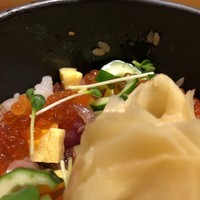 SUSHI TOKYO TEN、 新宿ニュウマン店 - 丼の内側の米粒