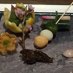 Kissho - [前菜]
                        蛍烏賊、こごみ、野蒜、木の芽味噌、三食花見団子、櫻ゼリー (鯛の子、青豆)、針魚寿司、鮴甘露煮