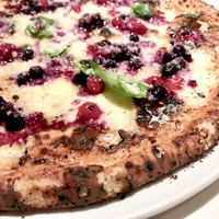 カンブーザ - ボルコ 甘いピザではなく、ベリーの強い酸味とモッツェレラのコクとマイルドさを合わせた美味しいピッツァ。