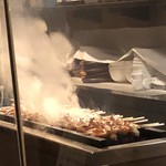 好古のねだ - 店内…お店自慢の焼き鳥は炭火でじっくり焼かれます