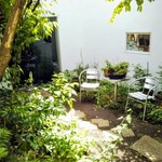 mondo - エントランス前の小庭