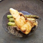mondo - 黒鯛とグリーンアスパラガスのムニエル
