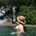 The Ritz Carlton - 部屋のプールでルービー。デブもビキニを着れます。