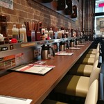 いきなりステーキ - 立ち食いとか言いながらちょっとしたカウンターで腰掛けられます。そして、必要なものは目の前に揃えてあります。