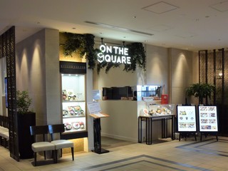 ON THE SQUARE - お店の外観
