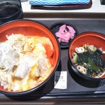 名代 富士そば - かつ丼 ４９０円(税込)(2018年5月11日撮影)