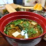 ひげでん本店 - 豆腐、わかめ、三つ葉の味噌汁