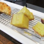 旬彩 天ぷら 心来(しんら） - 低温で長時間揚げられた甘ぁ～い 薩摩芋。　　　　　2018.05.01