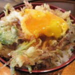 旬彩 天ぷら 心来(しんら） - 〆は、かき揚げ と 玉子 を追加して、かき揚げ丼 にして頂きました。卵を潰すと、なかから とろっとろの黄身が流れ出します。　　　　　　2018.05.01