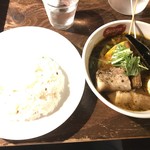 スープカリー スアゲ プラス - ラベンダーポークの炙り角煮カレー