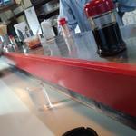 豊田ラーメン - 卓上には紅ショウガ、ゴマ、コショウが置いてあり、店内喫煙可でした。