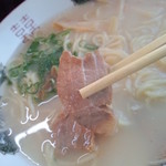 豊田ラーメン - ﾁｬｰｼｭｰは小振りな豚ﾓﾓ肉で、硬めの歯応え、味は塩味効いた肉味