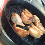 豊田ラーメン - 鉄鍋を使用した餃子３５０円　看板メニューだ！ｍ９(｀☆ω･´)