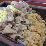 すみ田 - 牛肉らしいしっかりとした風味と程良い味付け。 そして、お肉の下にはウナギ用のタレで味付けされたご飯。