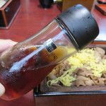 すみ田 - 『牛肉のせいろ蒸し』に合うのは、酢醤油(ポン酢？)です。