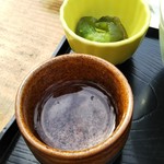 はしだて茶屋 - 口直しのキュウリの漬け物と 紫蘇茶