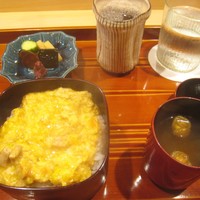 津の守坂 小柴 - 食事（親子丼、香の物、留め椀）