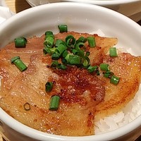 神楽坂焼肉 Kintan - 小豚丼　メインメニューに＋三百円で　しょうが焼き的な豚肉で満足感大！