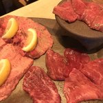 にくの助 - 富士溶岩石焼 全部盛り 3,500円。