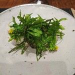 傳 - (2018年4月　訪問)鰆にほろ苦の山菜素揚げを添えたもの。