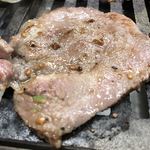 スタミナ苑 - 一度ステージに上がったら集中！焼き加減を誤ってはいけない。