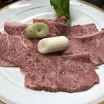 スタミナ苑 - トモ三角。一人前は3切れ。