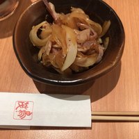 鳥茂 - お通し．玉ねぎの和え物
