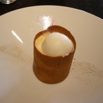 Wattle Tokyo - 薄いクッキー生地のケースにヨーグルト味のアイスクリーム